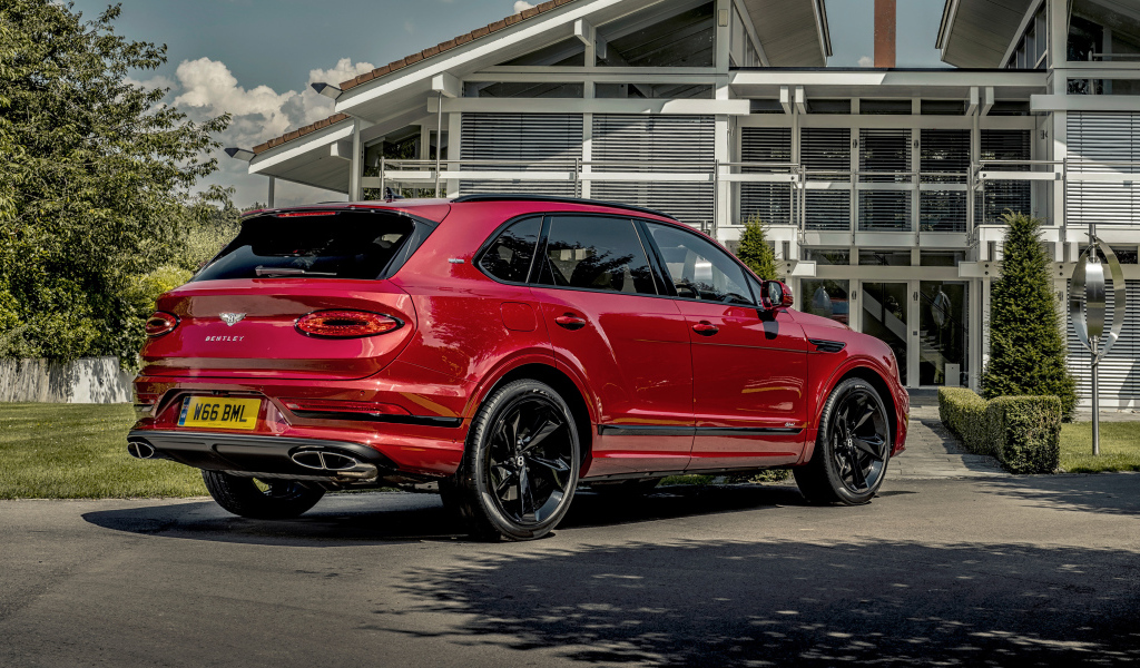 Автомобиль Bentley Bentayga Hybrid First Edition 2021 года вид сзади