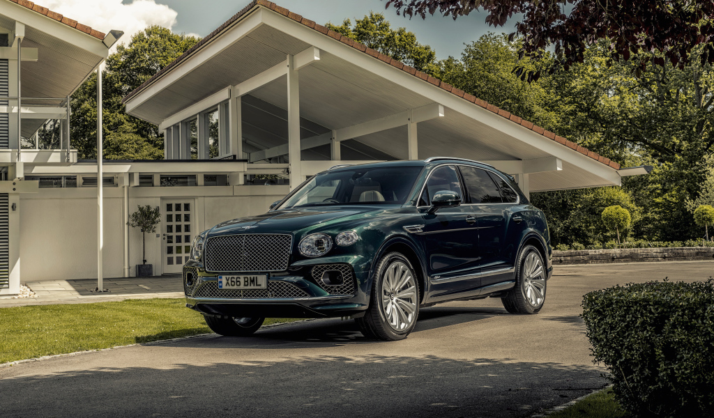 Автомобиль Bentley Bentayga Hybrid 2021 года у дома