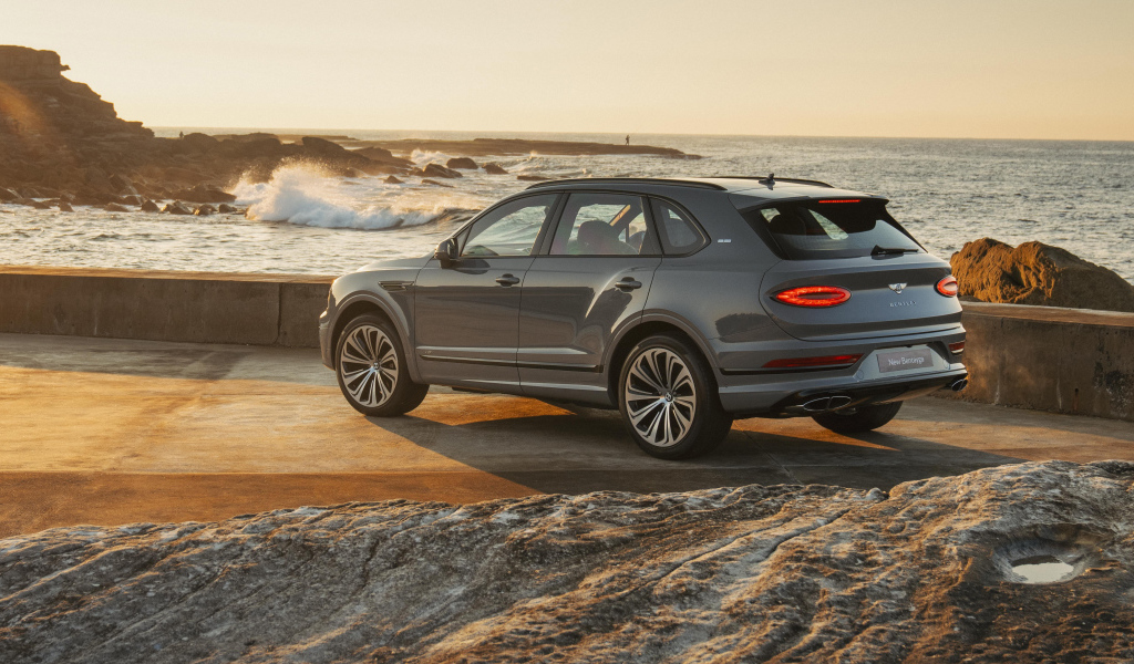 Автомобиль Bentley Bentayga V8 First Edition 2021 года вид сзади