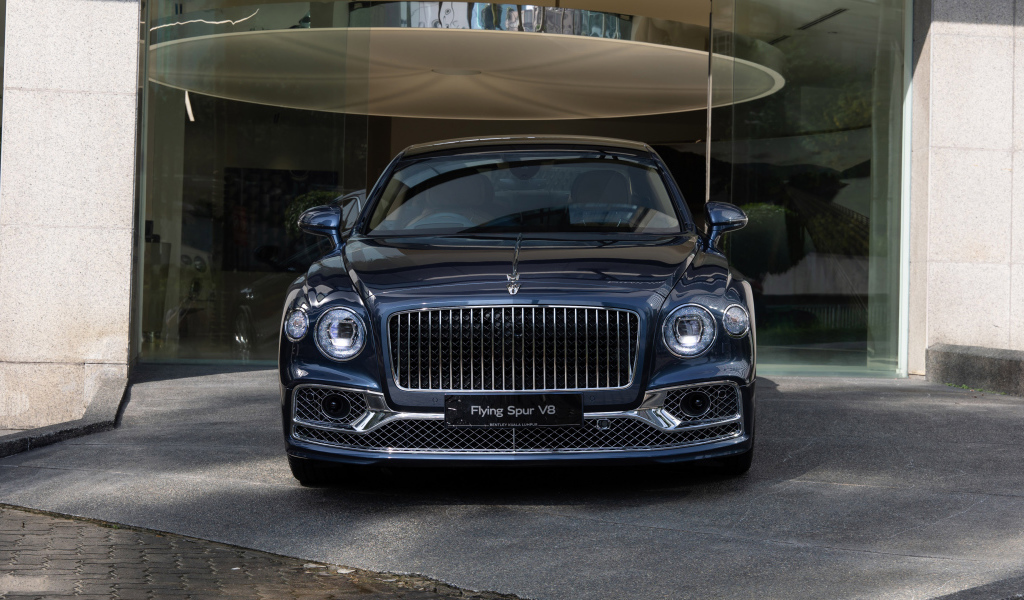 Автомобиль Bentley Flying Spur V8 First Edition 2021 года вид спереди