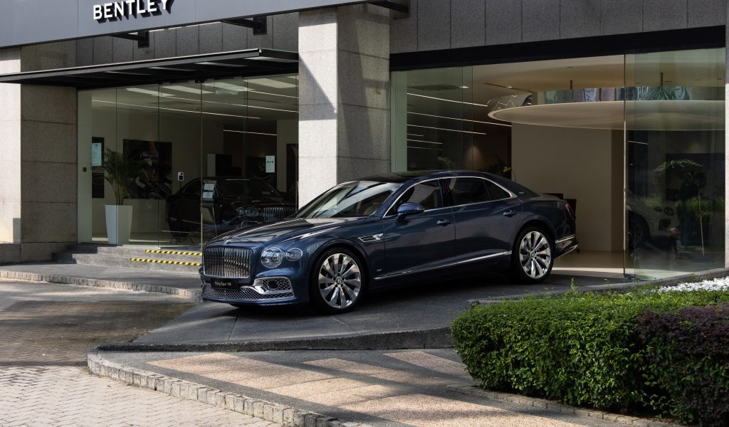 Автомобиль Bentley Flying Spur V8 First Edition 2021 года выезжает из салона