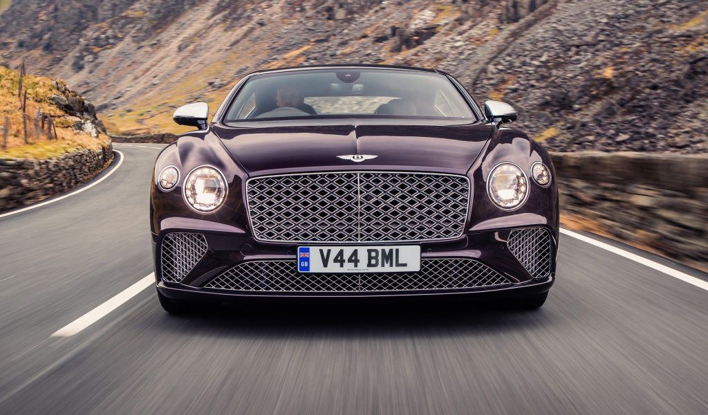 Автомобиль Bentley Continental GT Mulliner вид спереди