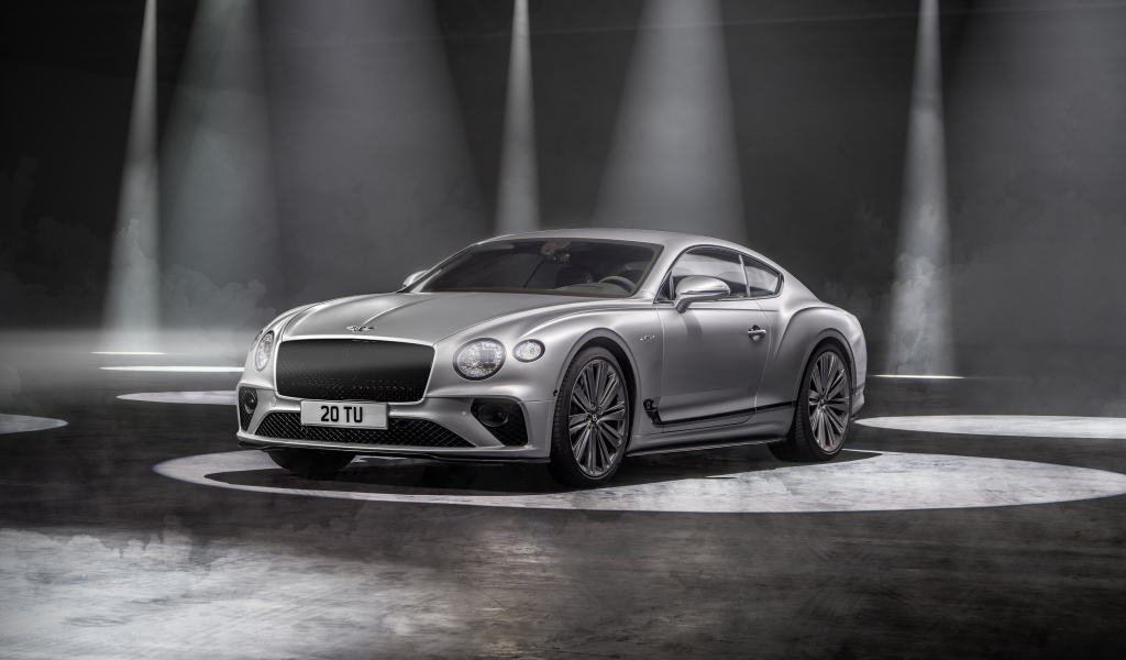 Дорогой автомобиль Bentley Continental GT Speed 2021 года в свете софитов