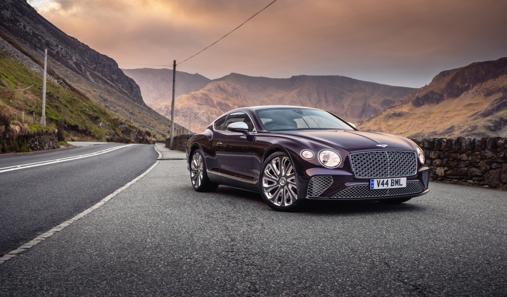 Дорогой Bentley Continental GT Mulliner на трассе в горах