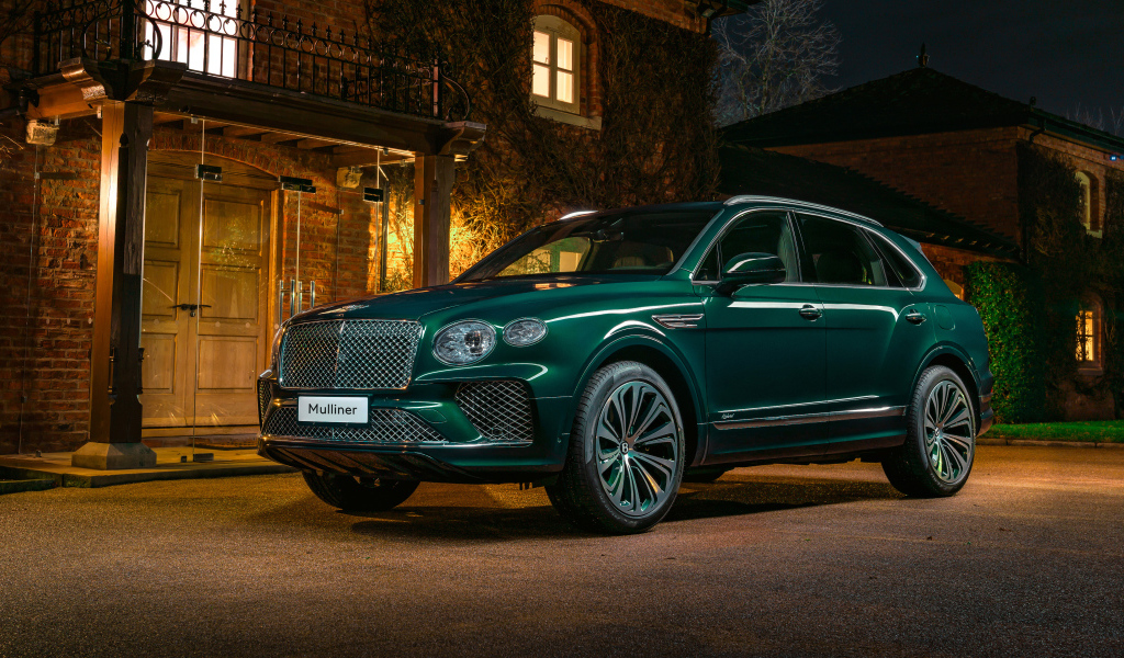Зеленый автомобиль Bentley Mulliner Bentayga Hybrid 2021 года