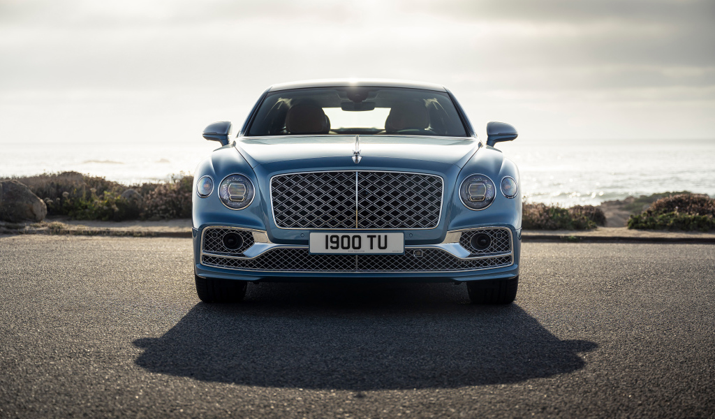 Стильный автомобиль Bentley Flying Spur Mulliner 2021  года вид спереди