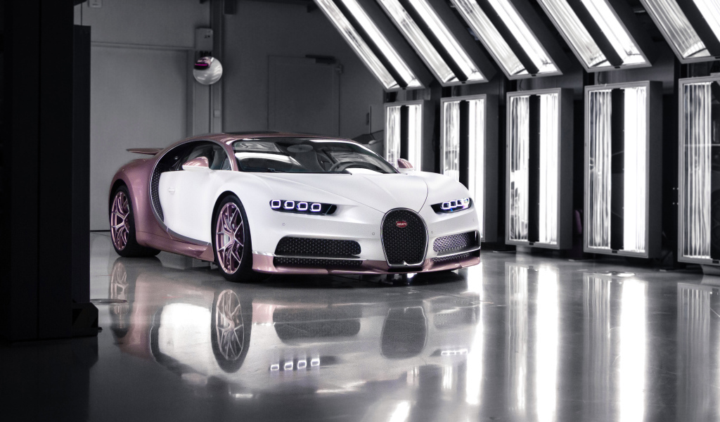 Автомобиль Bugatti Chiron, 2021 года в гараже