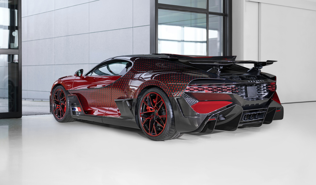 Автомобиль  Bugatti Divo Lady Bug 2021 года вид сзади