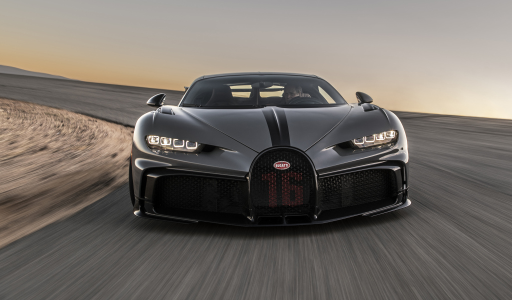 Автомобиль Bugatti Chiron Pur Sport на трассе