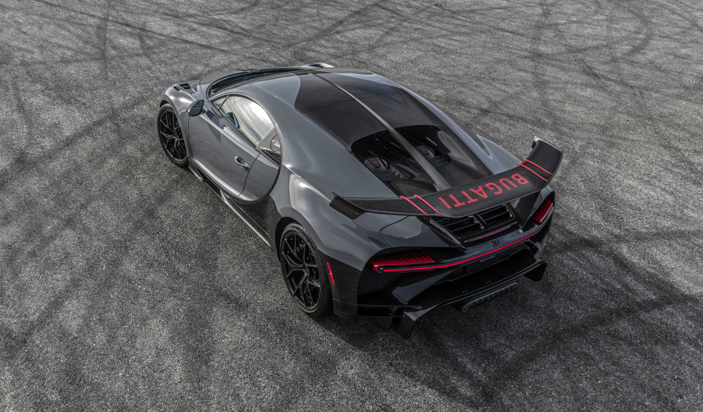 Автомобиль Bugatti Chiron Pur Sport вид сзади