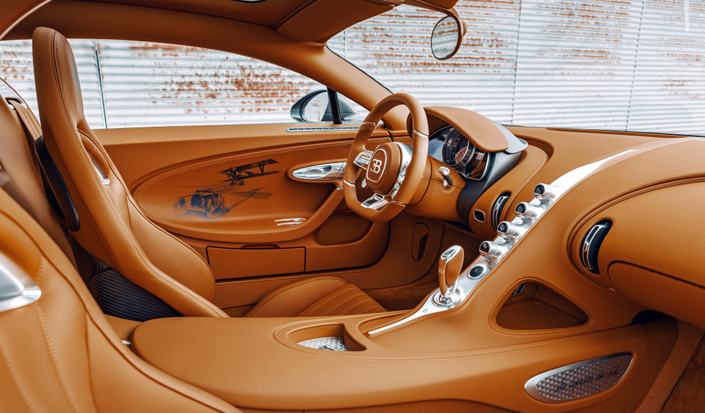 Коричневый кожаный салон автомобиля Bugatti Chiron