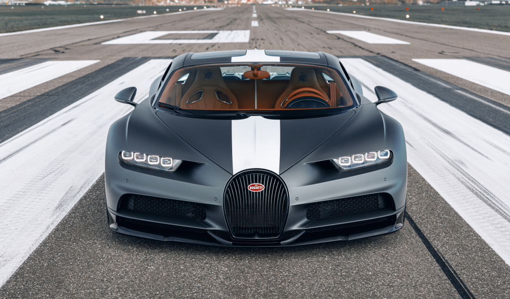Спортивный автомобиль Bugatti Chiron  на гоночной трассе