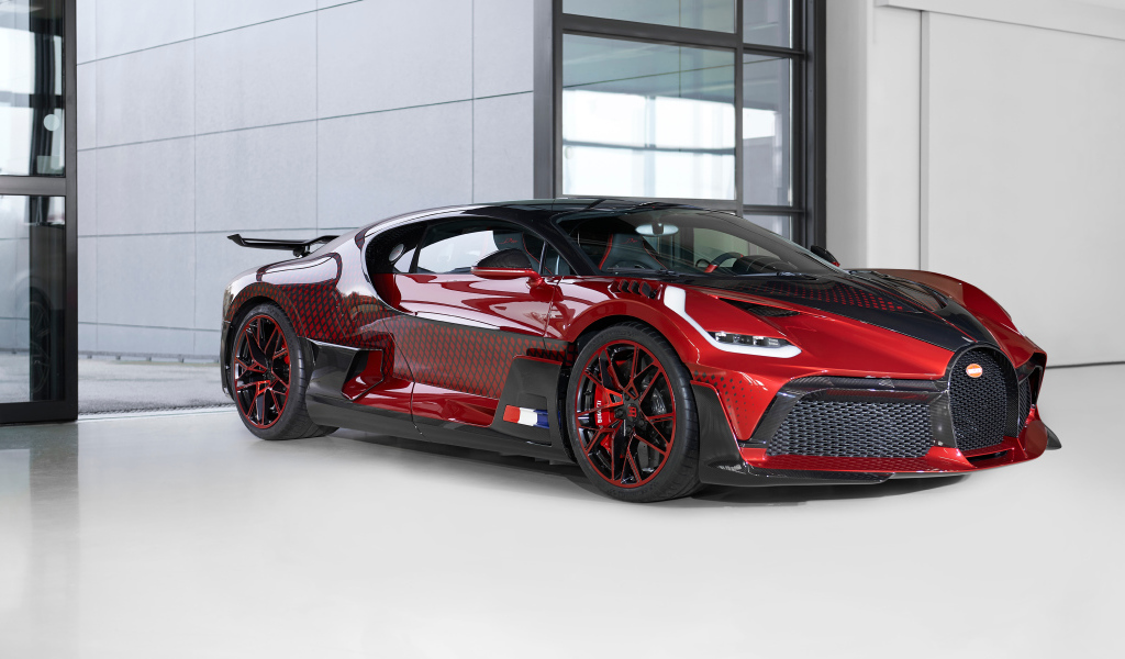 Дорогой автомобиль  Bugatti Divo Lady Bug 2021 года в гараже