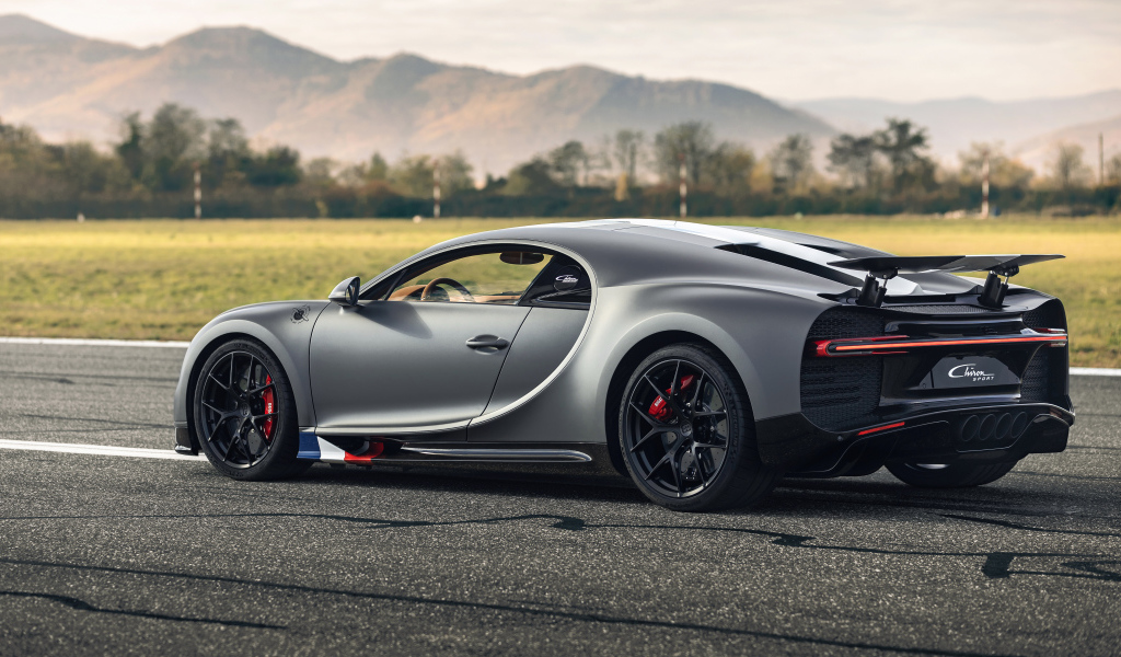 Серебристый спортивный автомобиль Bugatti Chiron  вид сзади