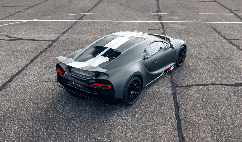 Спортивный Bugatti Chiron вид сверху