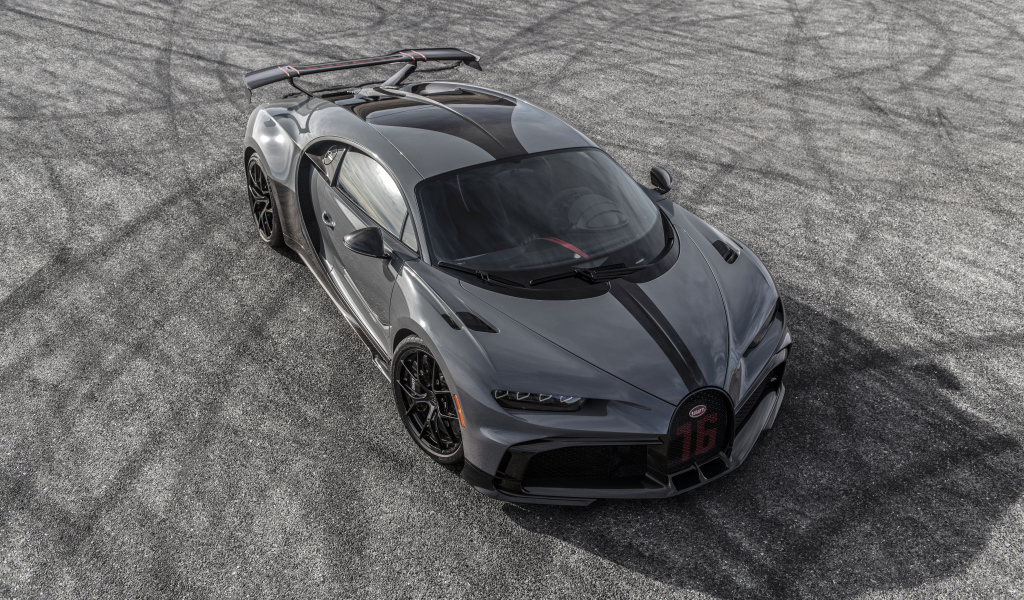 Спортивный автомобиль Bugatti Chiron Pur Sport вид сверху