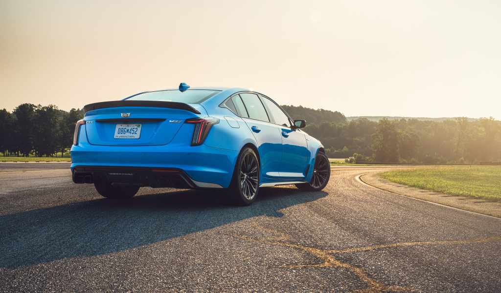 Голубой автомобиль Cadillac CT5-V Blackwing, 2022 года вид сзади