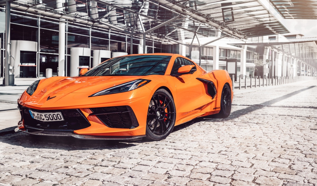 Быстрый оранжевый спорткар Chevrolet Corvette 2021 года