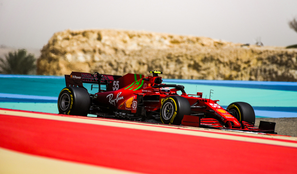 Красный гоночный автомобиль  Ferrari SF21 2021 года на трассе