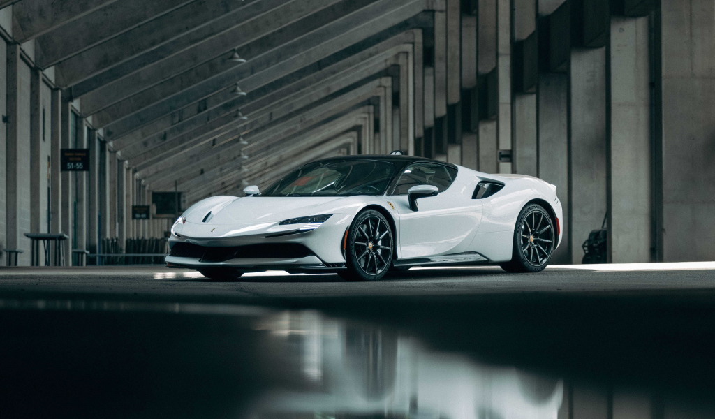 Белый автомобиль Ferrari SF90, 2021 года в ангаре 
