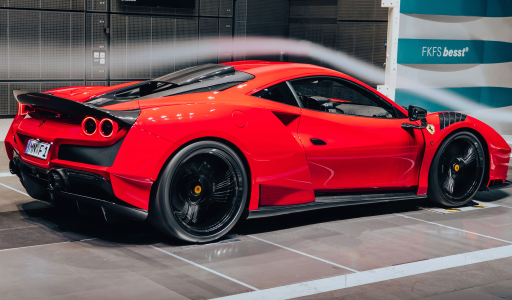 Красный спорткар Novitec Ferrari F8 Tributo N-Largo 2021 года вид сзади