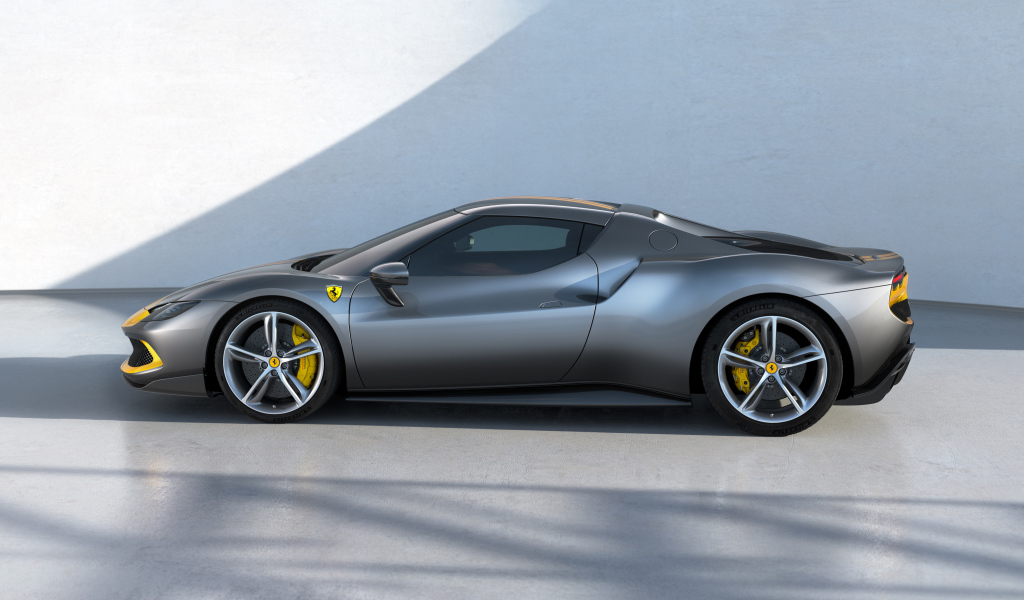 Быстрый серебристый автомобиль Ferrari 296 GTB Assetto Fiorano 2022 года вид сбоку