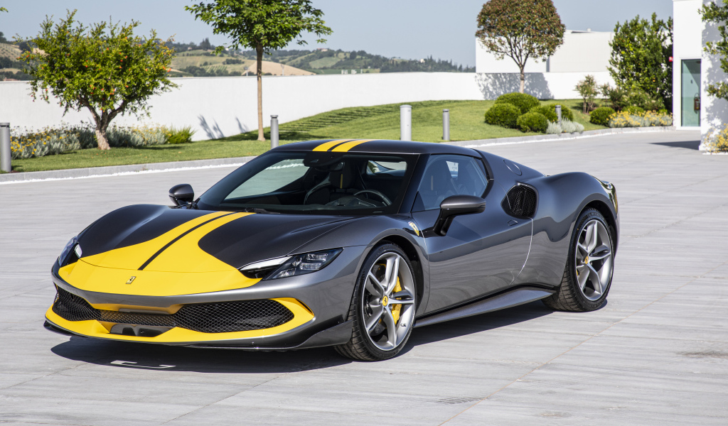 Серебристый спортивный Ferrari 296 GTB Assetto Fiorano 2022 года