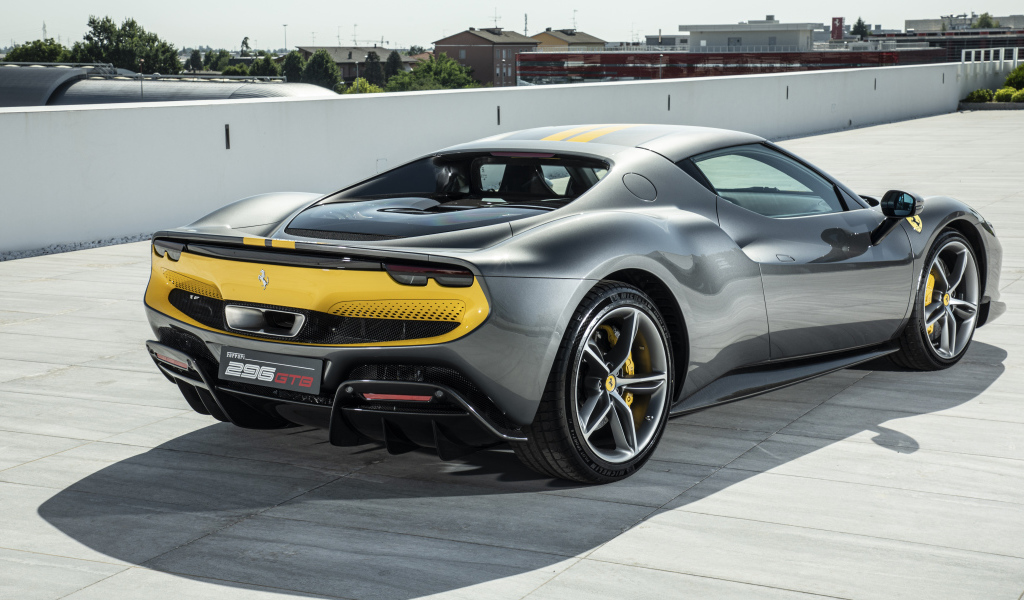 Автомобиль Ferrari 296 GTB Assetto Fiorano 2022 года вид сзади
