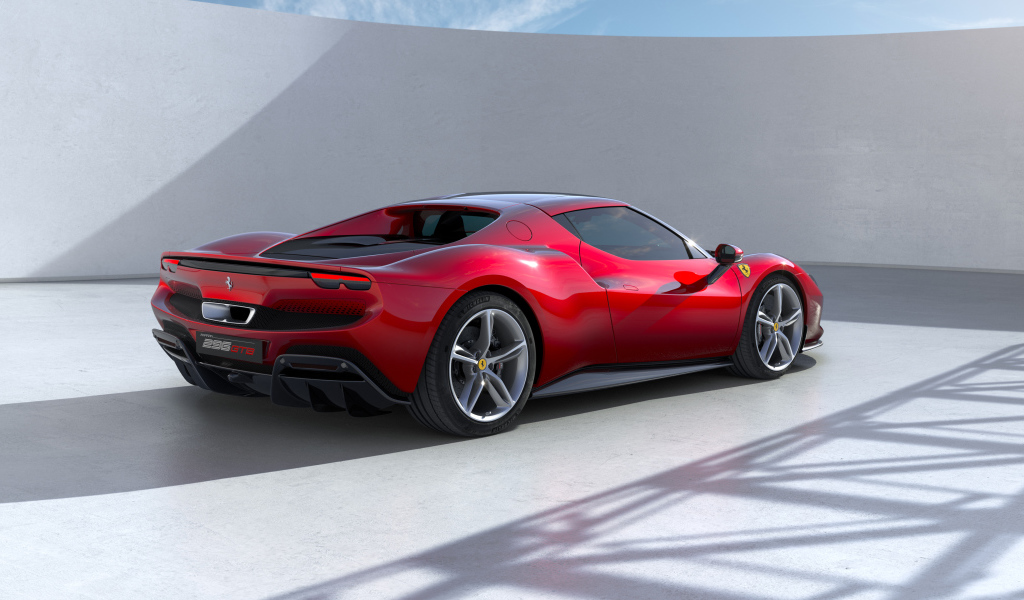Спортивный Ferrari 296 GTB 2022 года вид сзади
