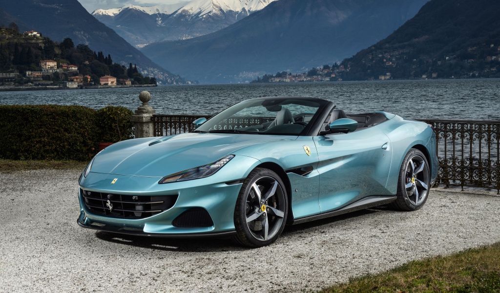 Красивый спортивный автомобиль Ferrari Portofino M 2021  года