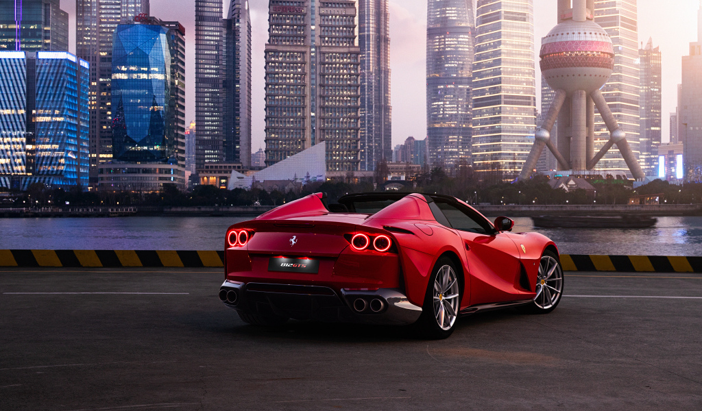 Автомобиль  Ferrari 812 GTS вид сзади на фоне города