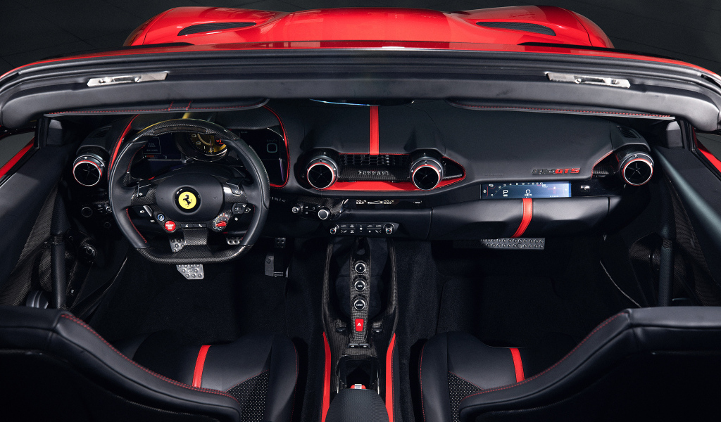 Черный салон красного автомобиля Ferrari 812 GTS