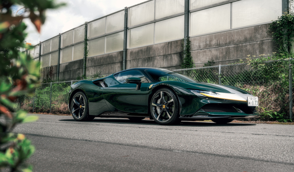Автомобиль Ferrari SF90 Stradale Assetto Fiorano у стены