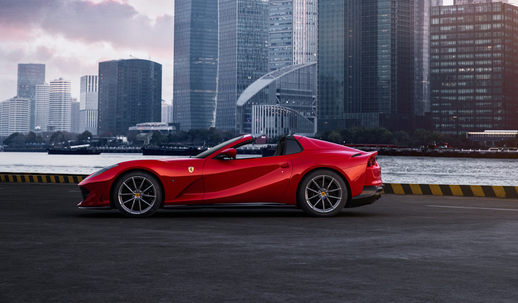 Красный автомобиль  Ferrari 812 GTS на фоне города