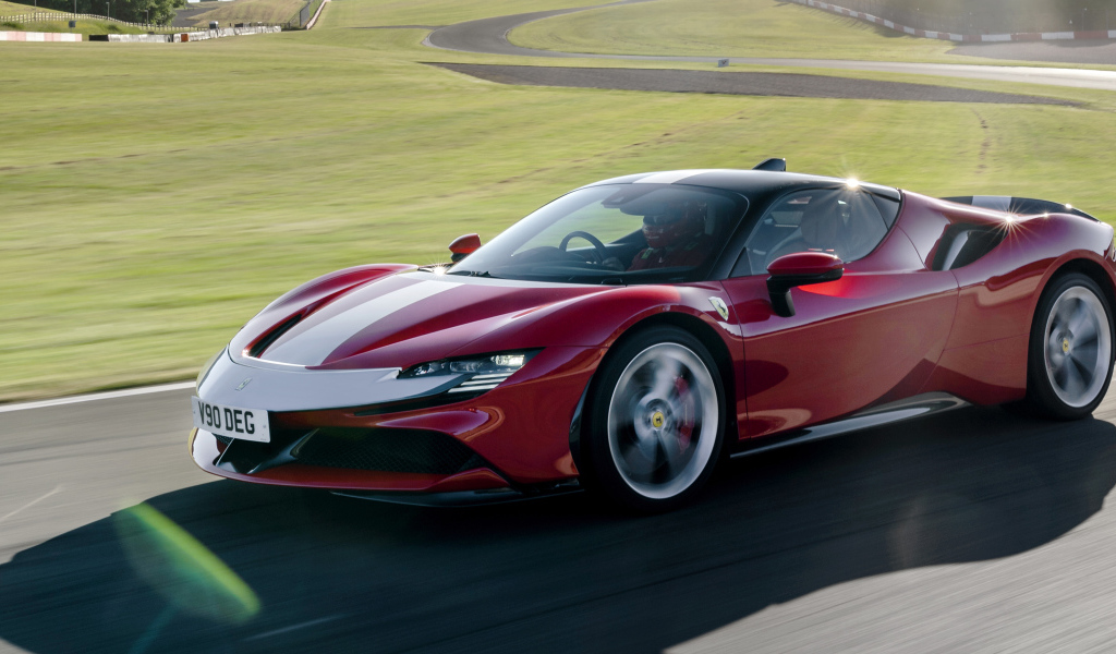 Красный быстрый Ferrari SF90 на трассе