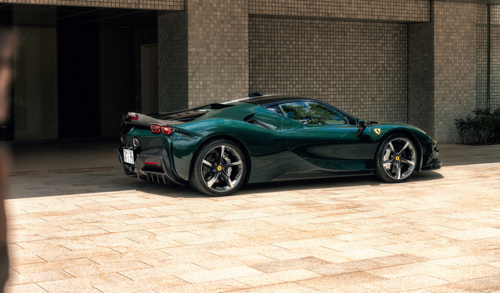 Спортивный Ferrari SF90 Stradale Assetto Fiorano у стены