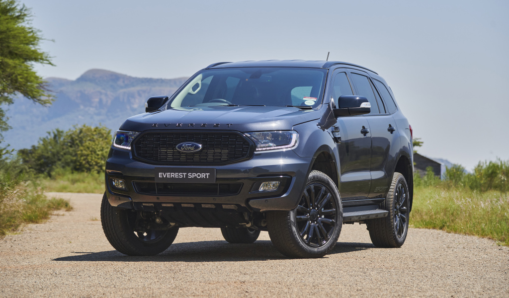 Внедорожник Ford Everest Sport 2021 года на дороге