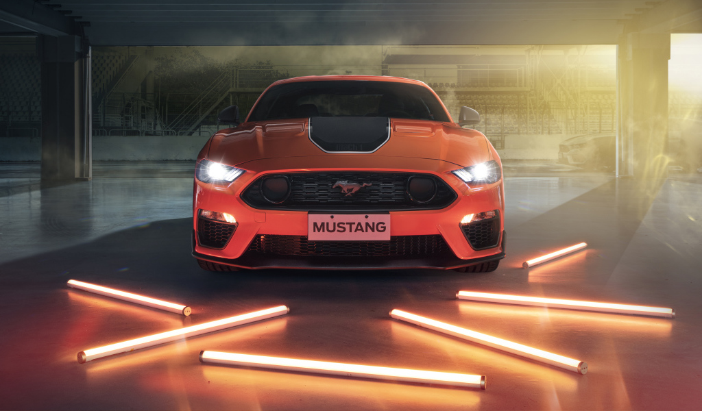 Включенные фары автомобиля Ford Mustang Mach 1, 2021 года