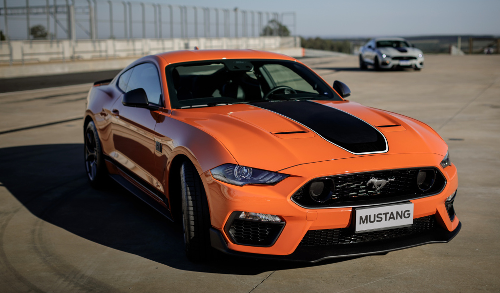 Оранжевый автомобиль Ford Mustang Mach 1 2021 года