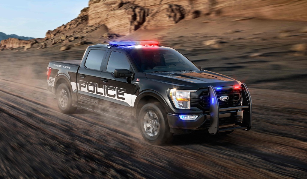 Черный пикап Ford F-150 Police Responder, 2021 года на трассе