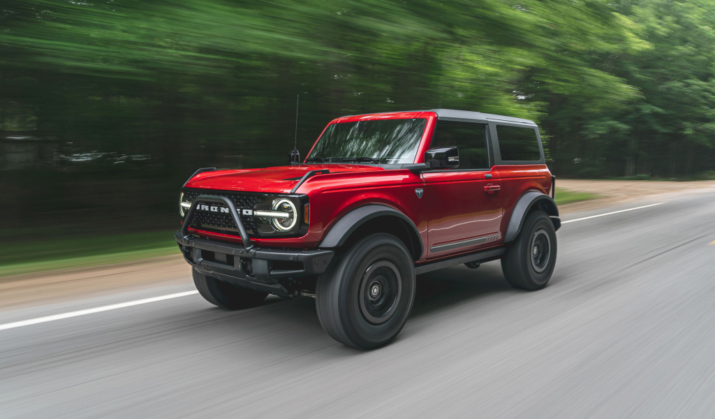 Красный внедорожник  Ford Bronco 2-Door 2021 года на дороге