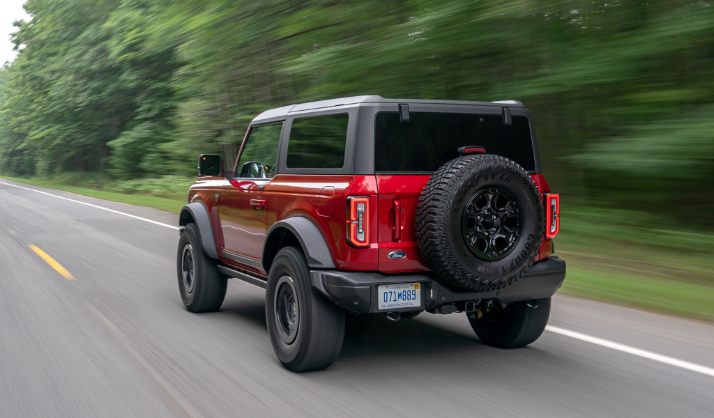 Красный джип Ford Bronco 2-Door, 2021 года вид сзади 