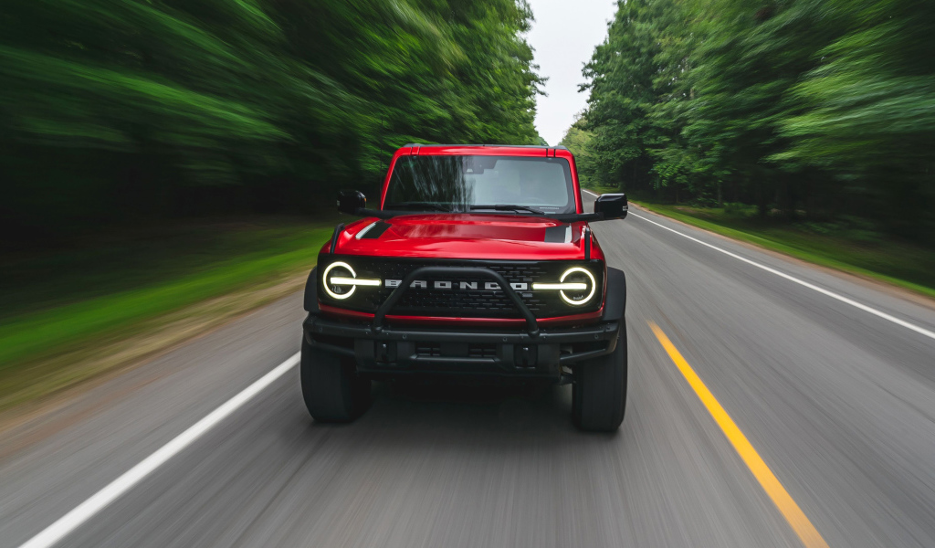 Красный внедорожник Ford Bronco 2-Door, 2021 года 