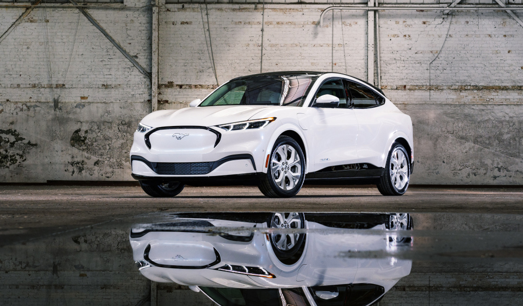 Белоснежный автомобиль  Ford Mustang Mach-E, 2022 года