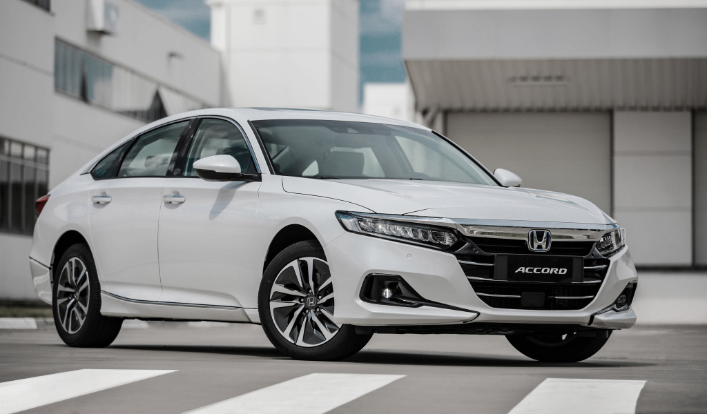 Белый автомобиль Honda Accord EHEV 2021 года у дома