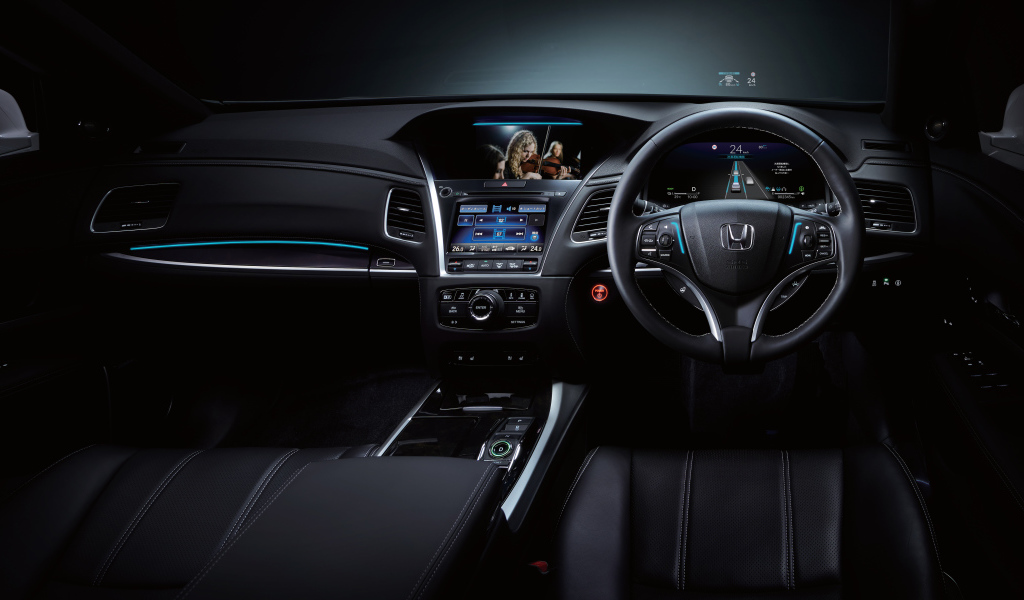 Черный кожаный салон автомобиля Honda Legend EX, 2021 года