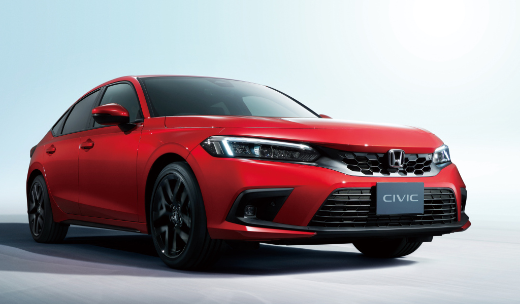 Красный автомобиль Honda Civic Hatchback 2021 года