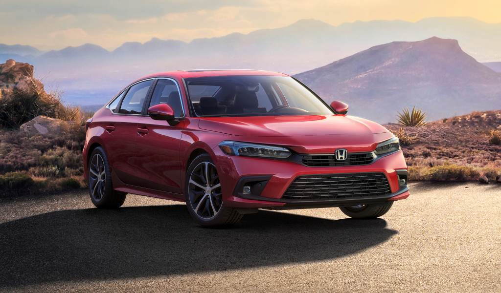 Красная новая Honda Civic, 2022 года в лучах солнца