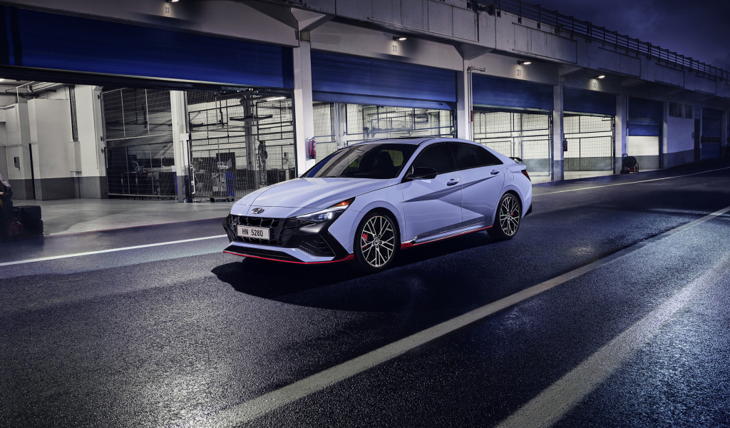 Автомобиль Hyundai Elantra N 2021 года у гаража