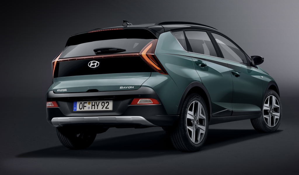 Автомобиль Hyundai IONIQ 5 2021 года вид сзади на сером фоне